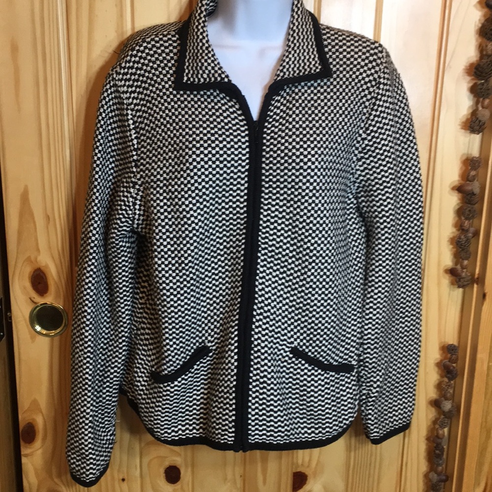 💐2/$20 Comfortable, classy sweater from Talbot